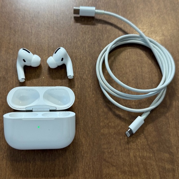 Apple Wireless Earbuds with Charging Case - White - Picture 1 of 6